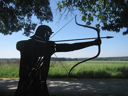 Stählerne Silhouetten entlang des Weges