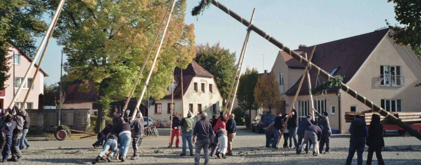 Beim Kirchweihbaum-Aufstellen